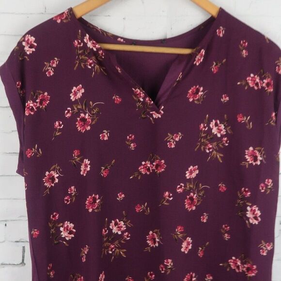 BURGUNDY FLORAL SLEEVELESS V NECK TOP SIZE LARGE - Picture 2 of 4